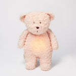 MOONIE L’OURS QUI FRÉDONNE ROSE