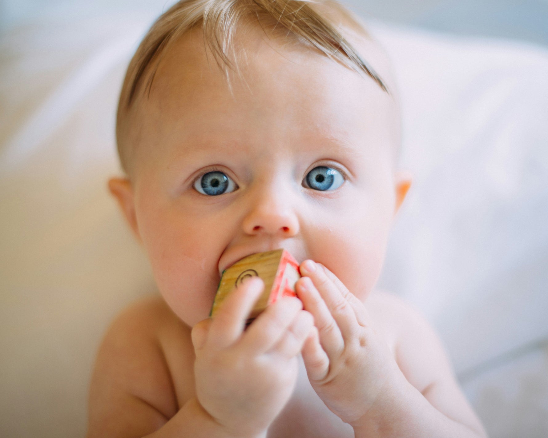 Pourquoi les bébés mettent tout dans leur bouche