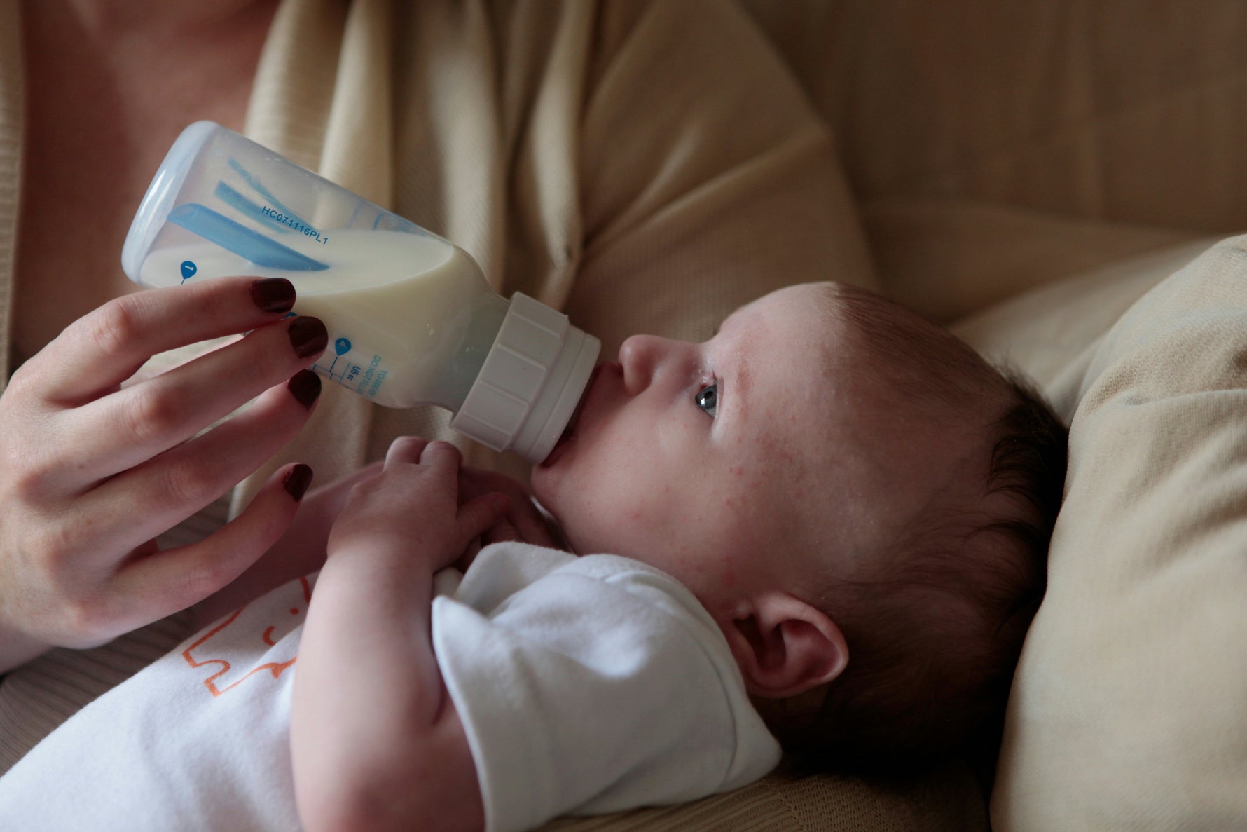 Je baby de fles geven: hoe ondersteun je de mondmotoriek
