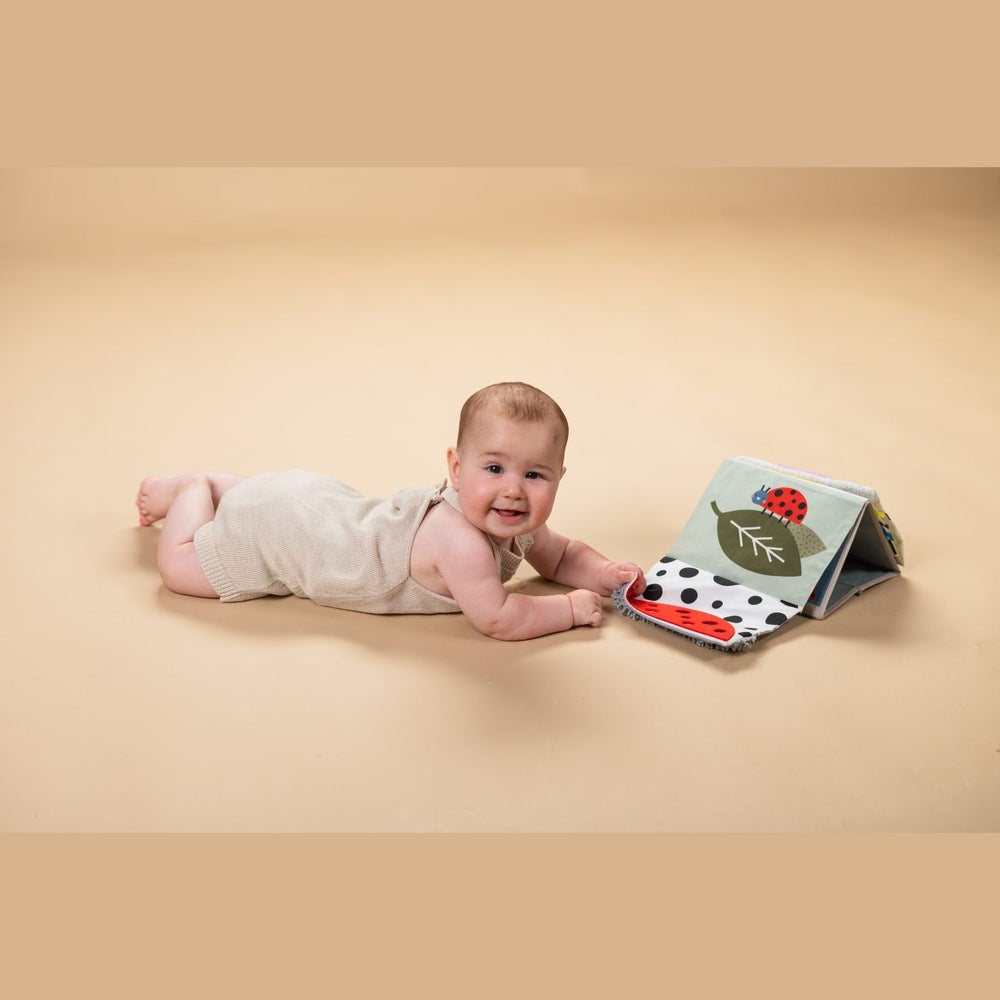 Livre sensoriel Taf Toys pour le temps sur le ventre