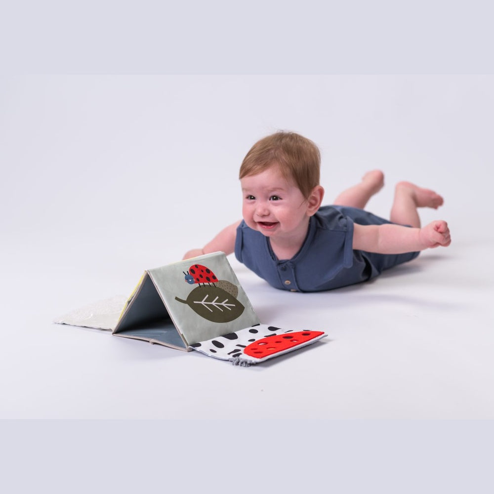 Taf Toys Livre sensoriel pour le temps sur le ventre