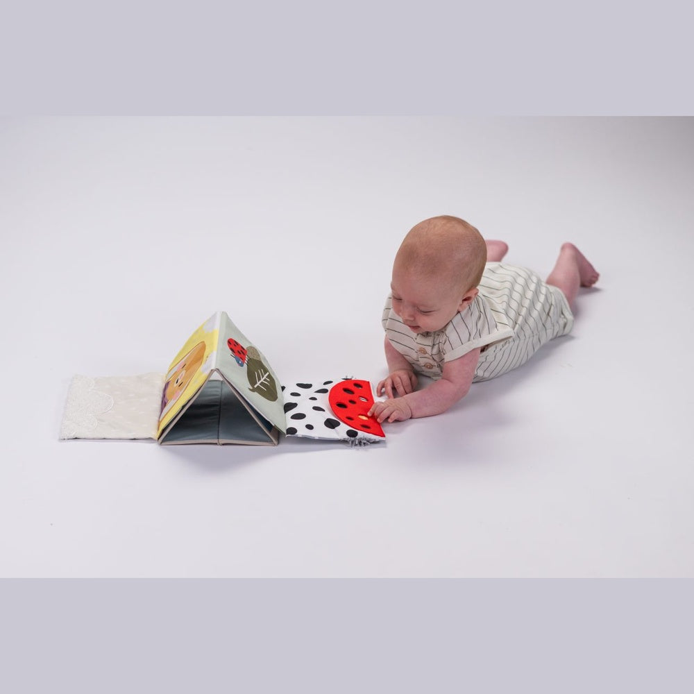 Taf Toys Livre sensoriel pour le temps sur le ventre