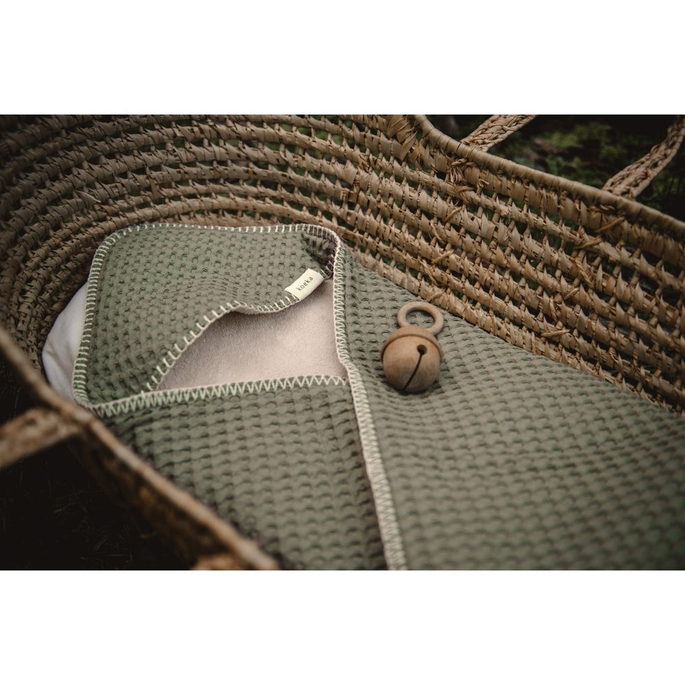 Koeka Couverture d’emmaillotage gaufrée / Teddy Oslo Moss | couverture d’emmaillotage