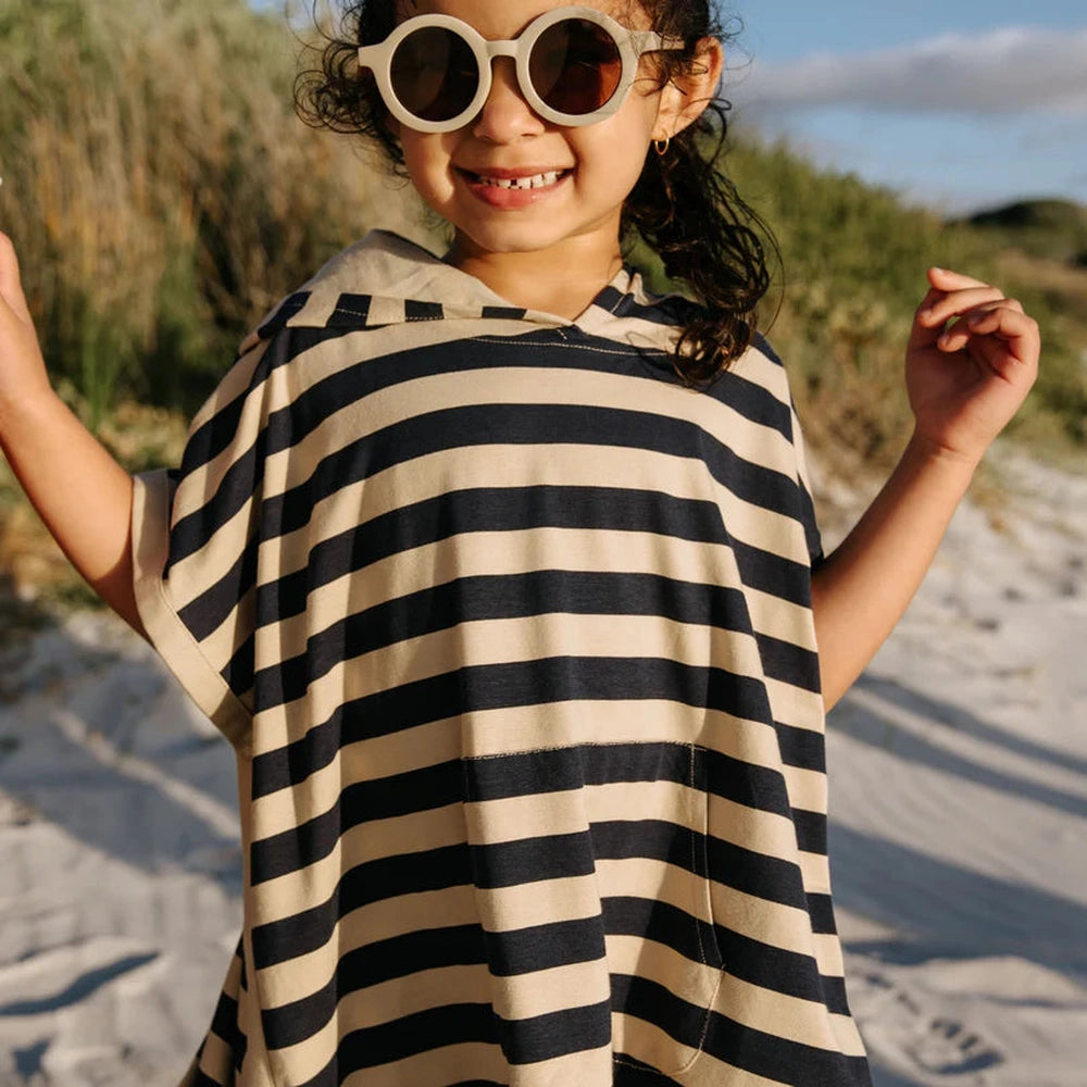 Cloby poncho anti-UV à rayures bleu marine/sable – UPF 50+ 1-3 ans