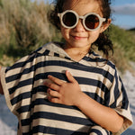 Cloby poncho UV rayé bleu marine/sable – UPF 50+ 1-3 ans