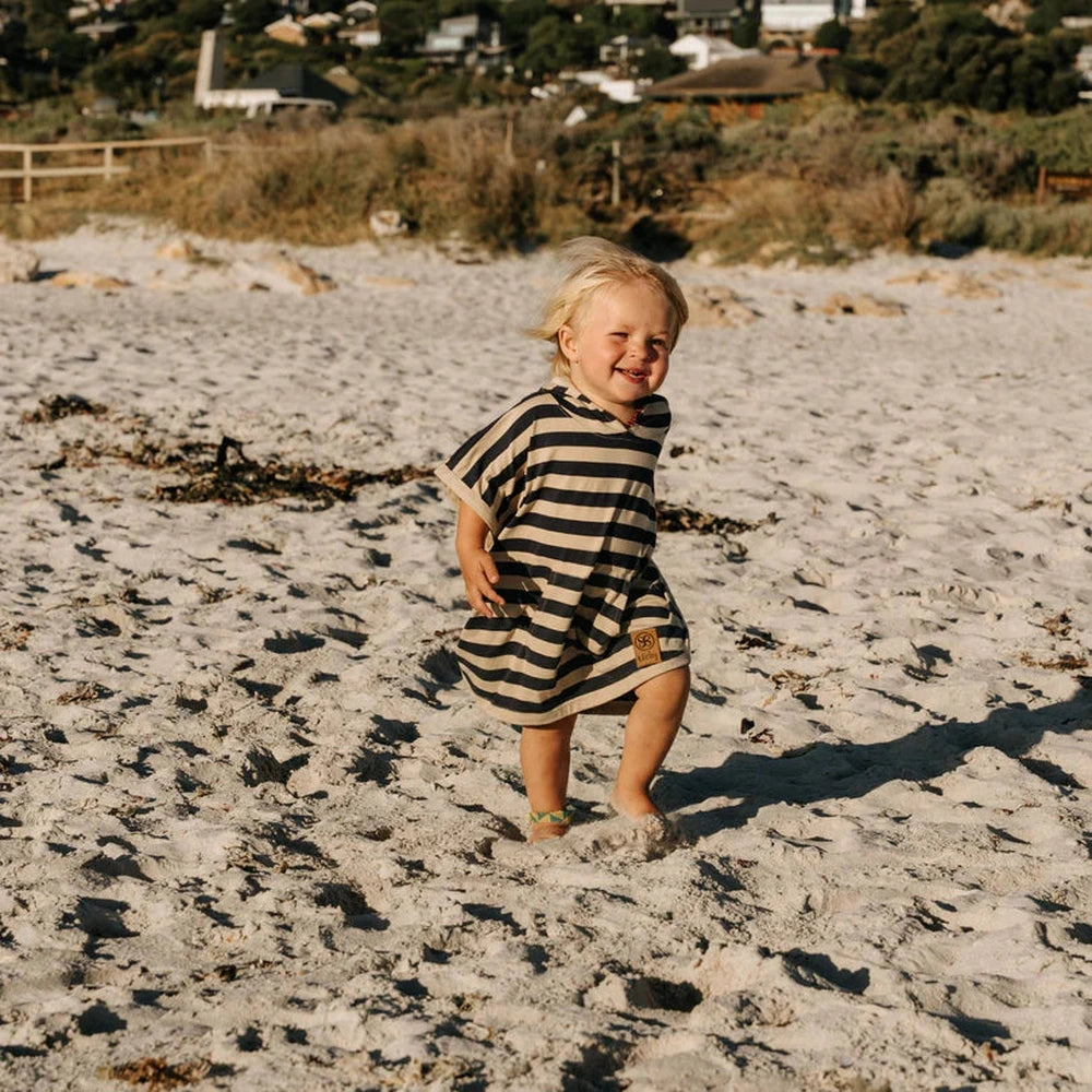 Poncho anti-UV Cloby bleu marine à rayures sable – UPF 50+ 1-3 ans