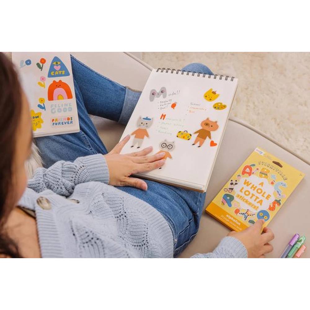 Ooly - Stickiville Stickers X Suzy : Un livre d'autocollants plein à craquer - Habille les chats - 30 pages de lettres autocollantes ! - Convient dès 3 ans