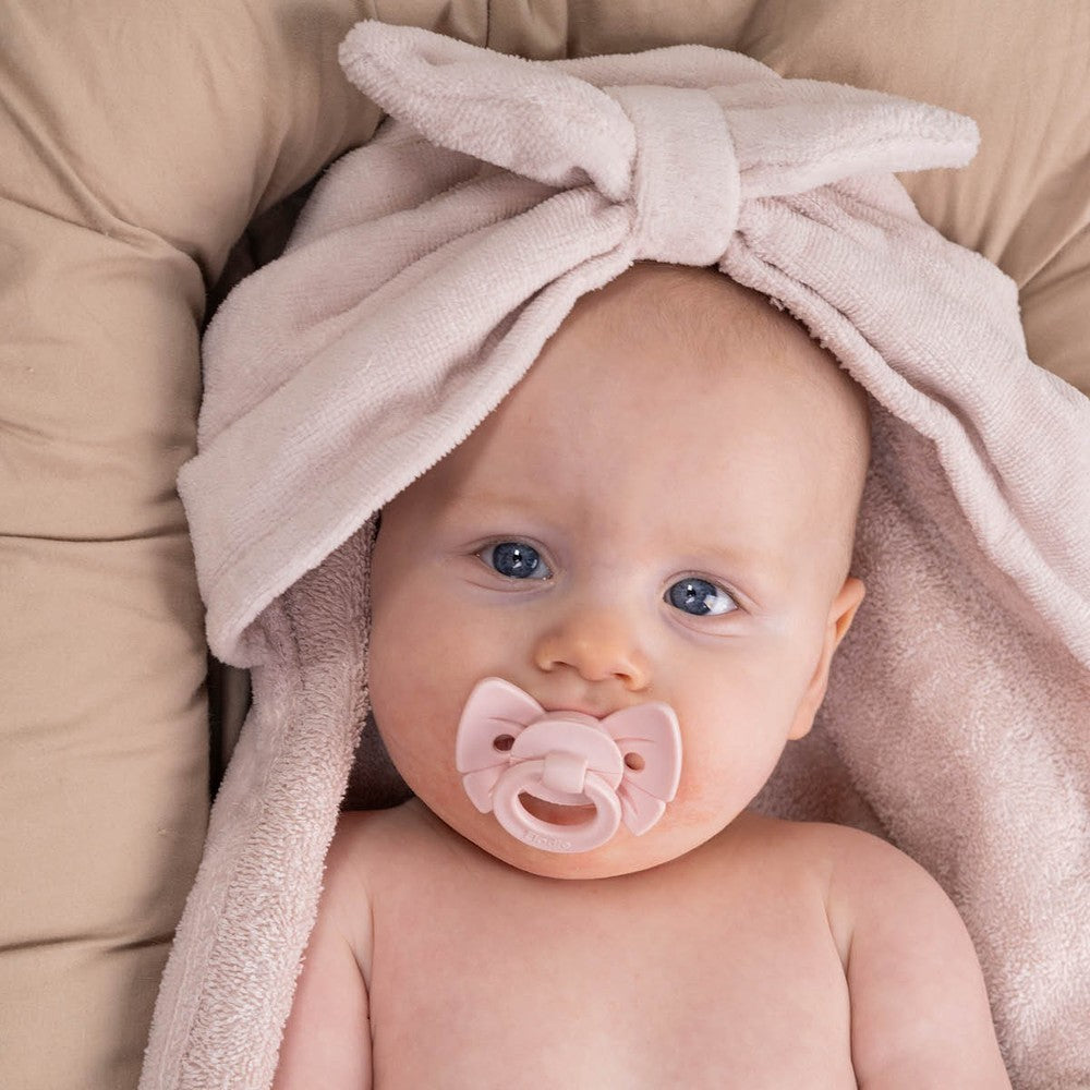 Serviette à capuche Elodie - Nœud rose poudré