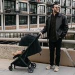 Uppababy Minu V3 Compact Stroller Evelyn Meadow Green Carbon Frame Met Kastanje Bruin Leer