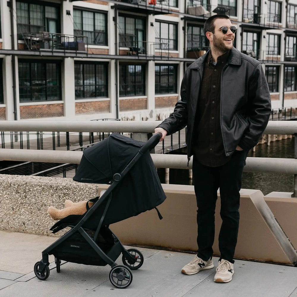 Uppababy Minu V3 Compact Stroller Savannah Pearl Gray Jacquard Carbon Frame Met Kastanje Bruin Leer