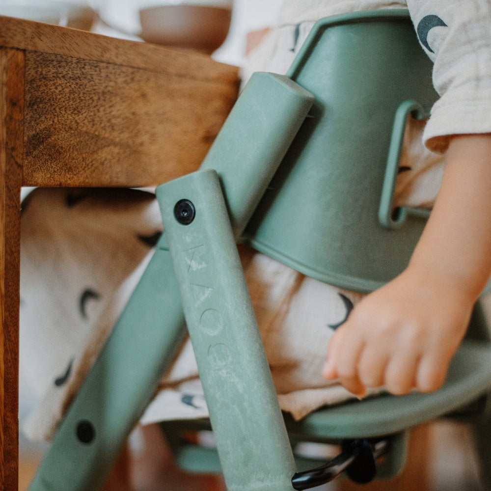 Chaise haute Kaos Klapp - Chaise évolutive pour enfant - Pliable et compacte - Plastique recyclé - Vert minéral