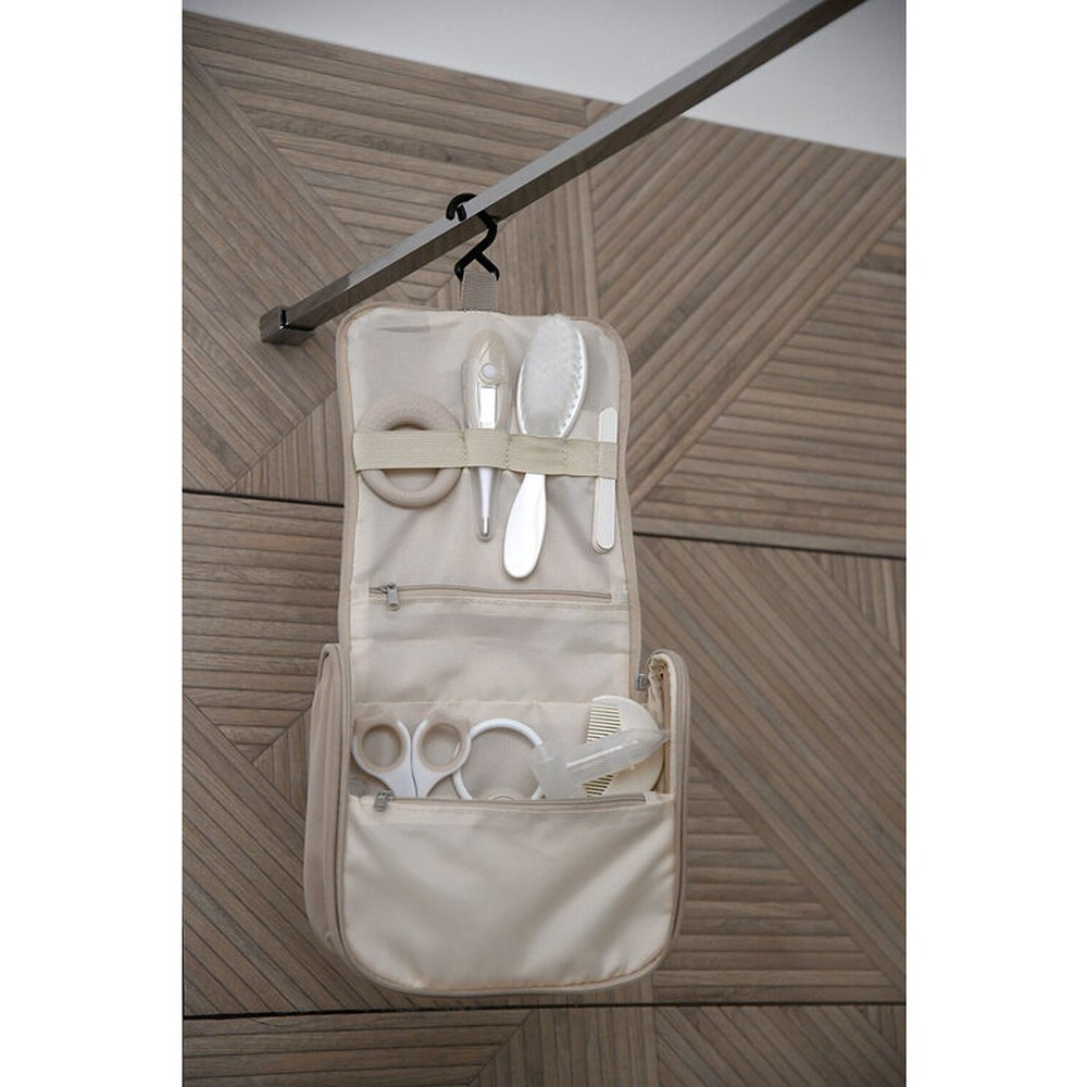 Trousse de toilette/kit de soin Béaba - Beige | Thermomètre de bain, ciseaux, coupe-ongles, brosse, anneau de dentition, mouche-bébé et lime à ongles