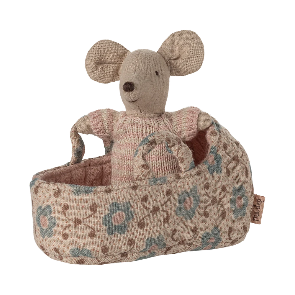 Souris bébé Maileg dans un berceau de voyage - rose