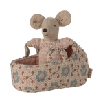 Souris bébé Maileg dans un berceau de voyage - rose