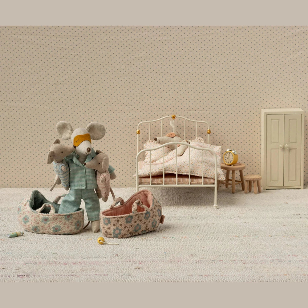 Maileg Bébé souris dans un berceau de voyage - rose