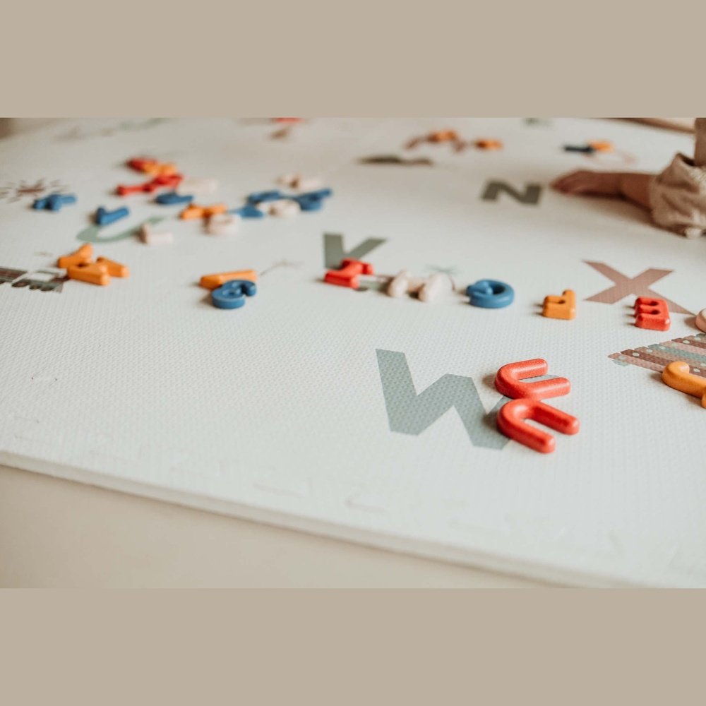 Tapis de jeu puzzle Play&Go - Eevaa 2-en-1 tapis puzzle/boîte de rangement - Alphabet/Terrazzo
