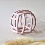 Rammelaartje Balle de motricité souple en silicone - rose pâle