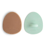 Brosse de bain Mushie pour croûtes de lait - Natural/Cambridge Blue