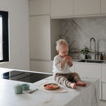 Mushie Assiette en silicone avec compartiments et ventouse - Natural