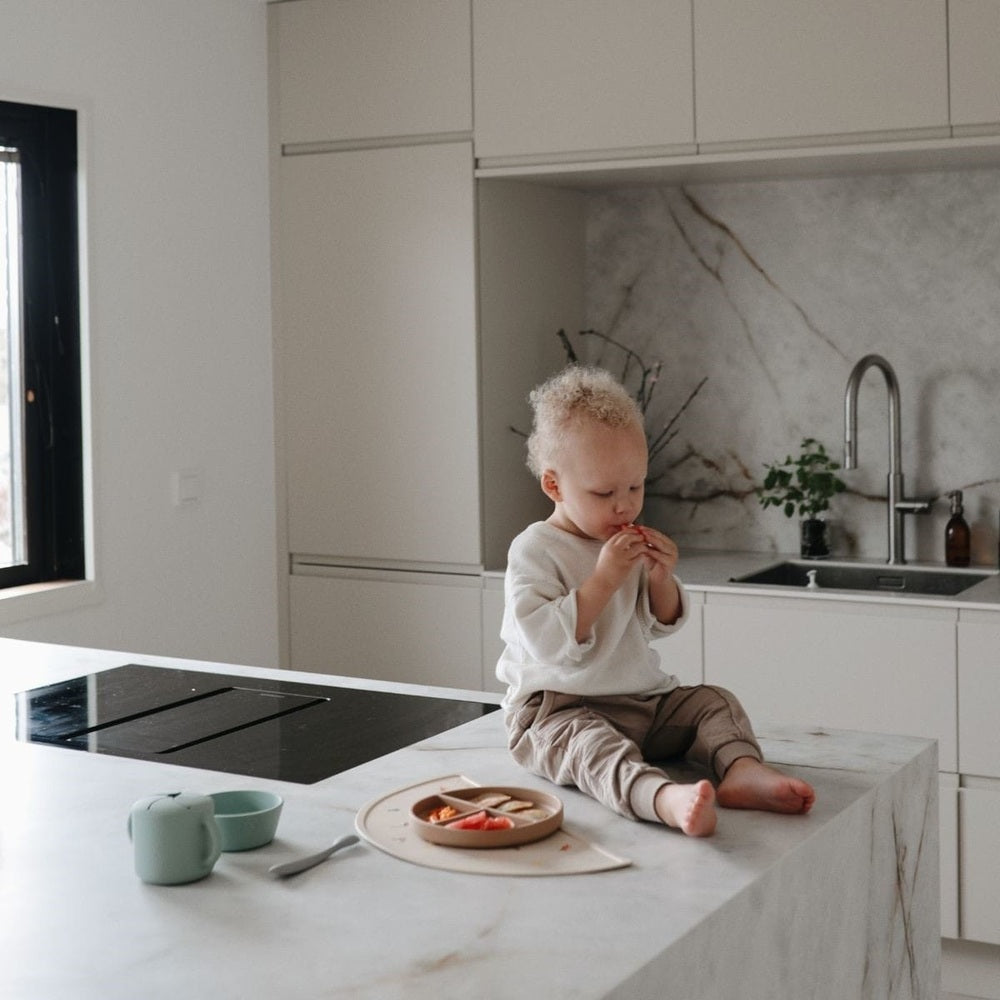 Mushie Assiette en silicone avec compartiments et ventouse - Natural