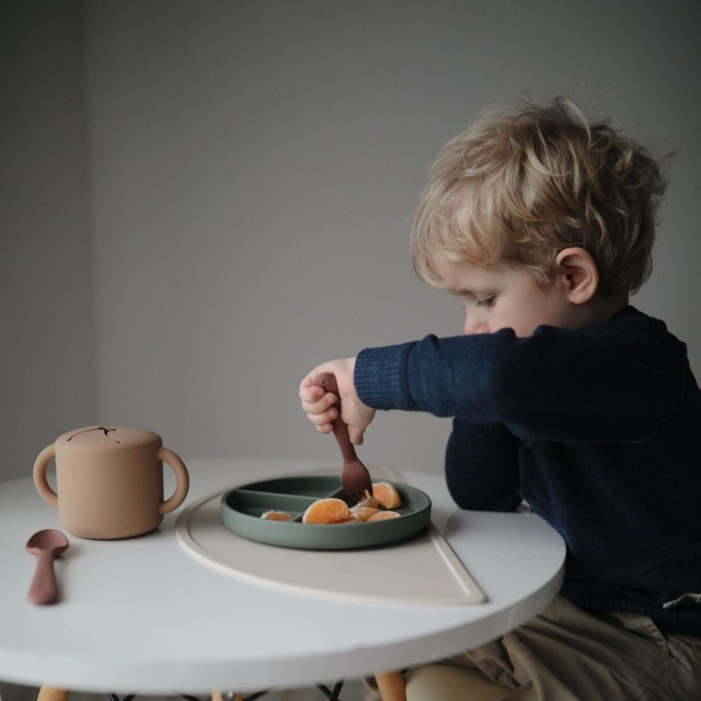 Assiette en silicone Mushie avec compartiments et ventouse - Dried Thyme